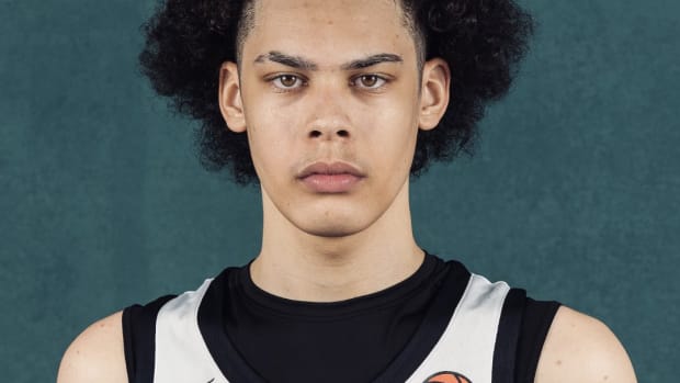 Aleks Alston plays for Mac Irvin Fire on the Nike EYBL Circuit.